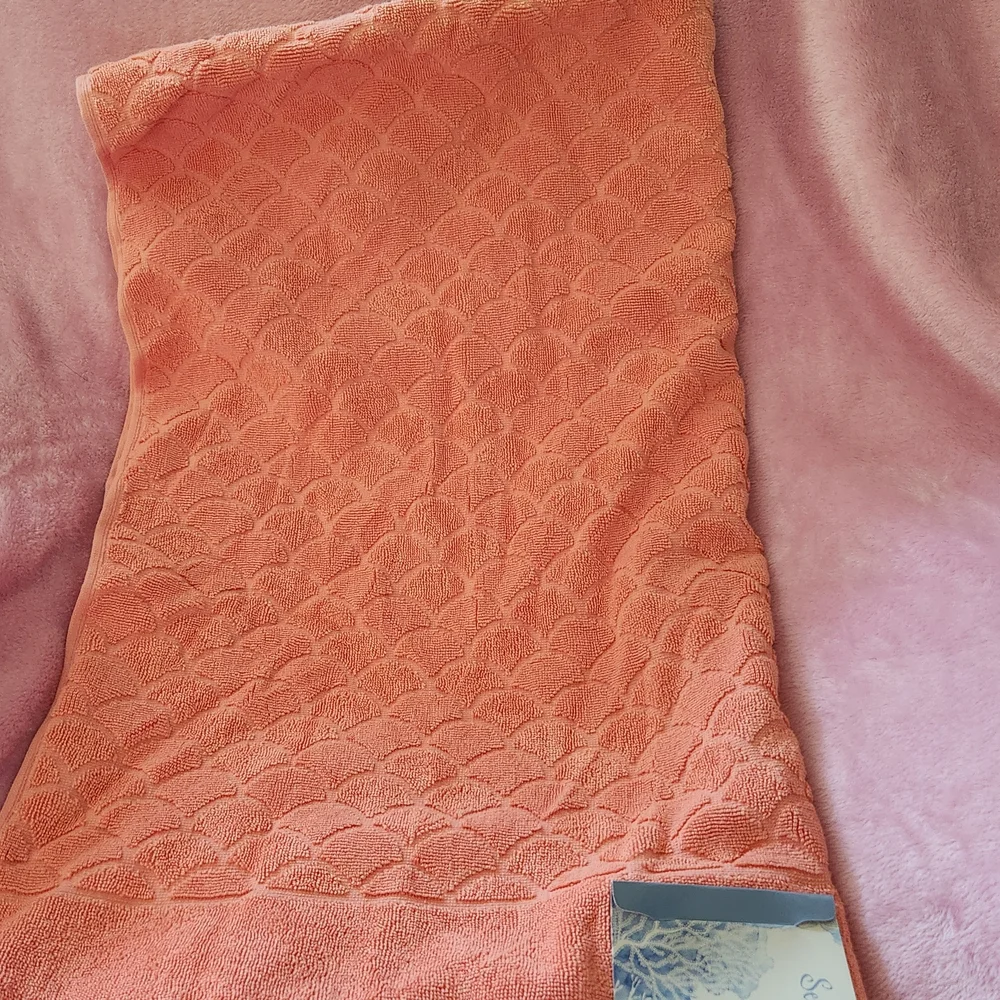 Elegant Coral Bath Towel■ Nwt